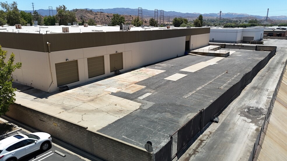 25371-25395 Rye Canyon Rd, Valencia, CA for lease - Building Photo - Image 3 of 15