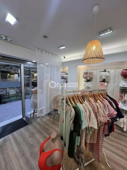 Retail in Brive-la-Gaillarde for lease - Building Photo - Image 3 of 5