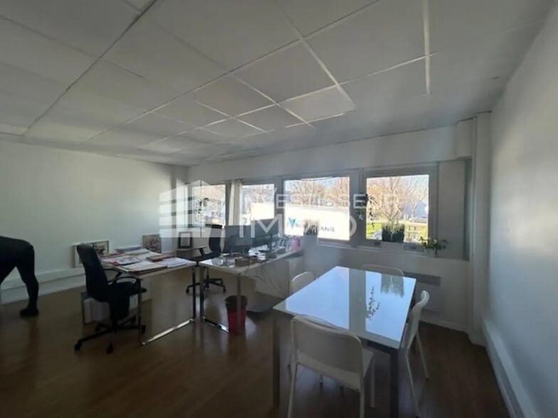 Office in Torcy for lease - Interior Photo - Image 2 of 9
