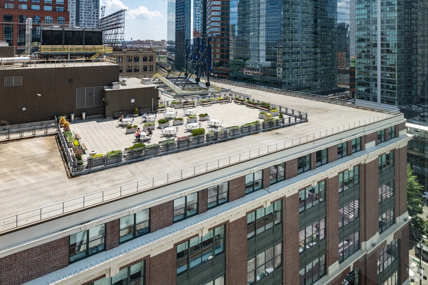 27-01 Queens Plz N, Long Island City, NY for lease - Building Photo - Image 3 of 4