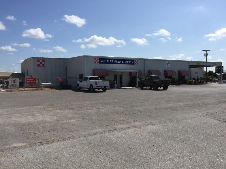 1324 State Highway 173 N, Devine, TX for sale - Building Photo - Image 1 of 1