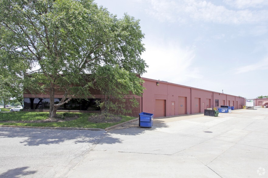 1908-2000 Innerbelt Business Center Dr, Saint Louis, MO for lease - Building Photo - Image 1 of 1