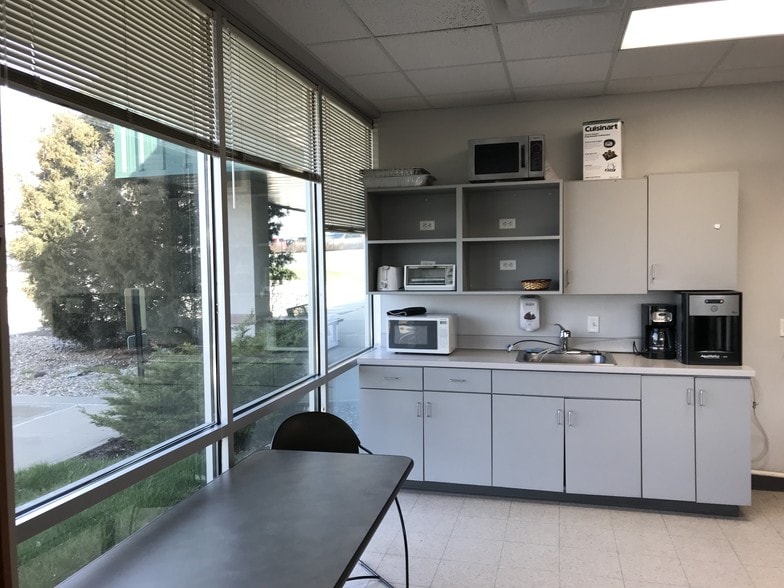 1440 NW Vivion Rd, Kansas City, MO for lease - Interior Photo - Image 3 of 25