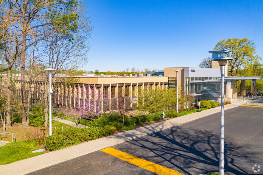 6605 W Broad St, Richmond, VA for lease - Building Photo - Image 1 of 1