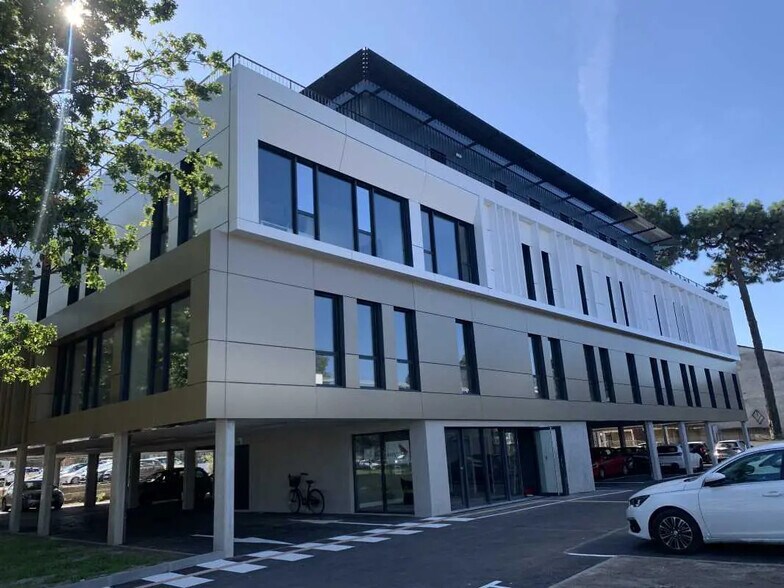 Office in Pessac for lease - Building Photo - Image 1 of 17