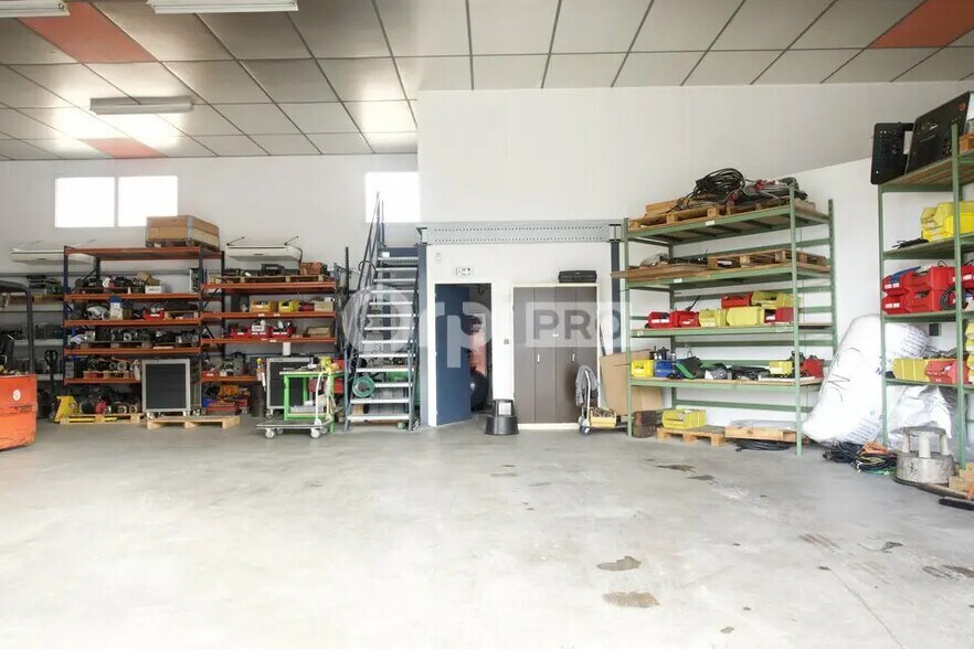 Office in Toussieu for lease - Interior Photo - Image 2 of 24