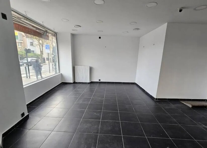 Retail in La Garenne-Colombes for lease - Interior Photo - Image 1 of 4