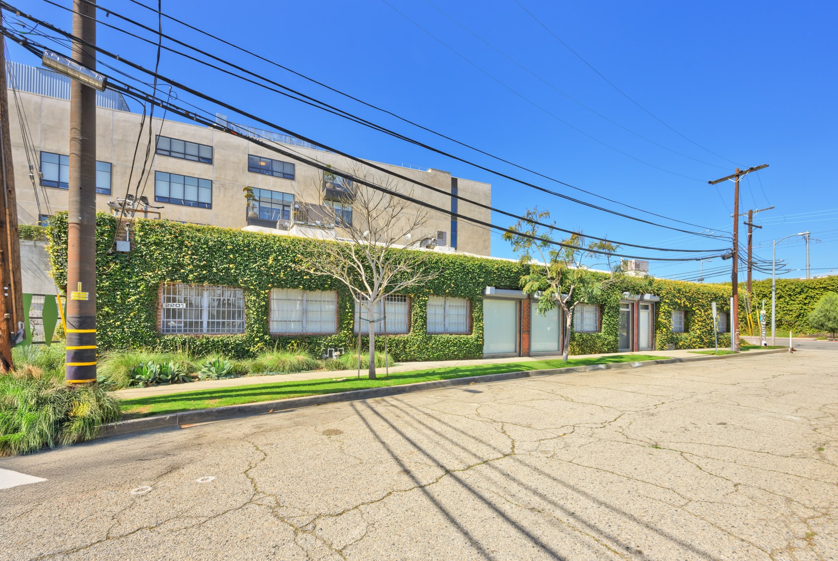 2201 S Carmelina Ave, Los Angeles, CA for lease Building Photo- Image 1 of 8