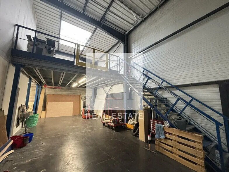 Office in Corbas for lease - Interior Photo - Image 3 of 12