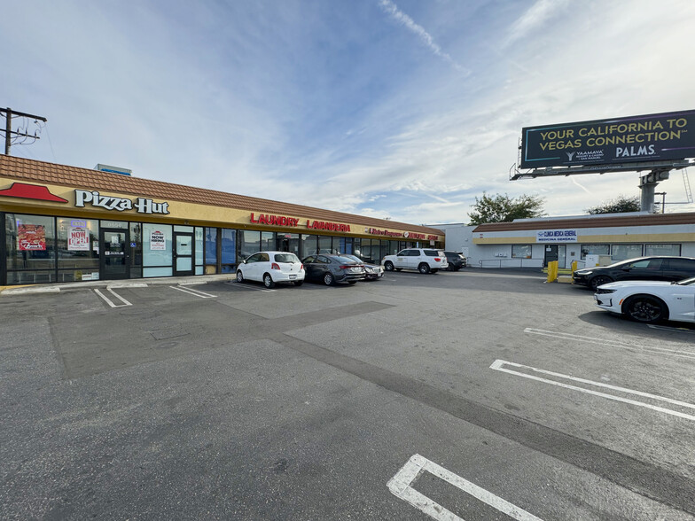 8646-8658 Woodman Ave, Arleta, CA for lease - Building Photo - Image 3 of 6