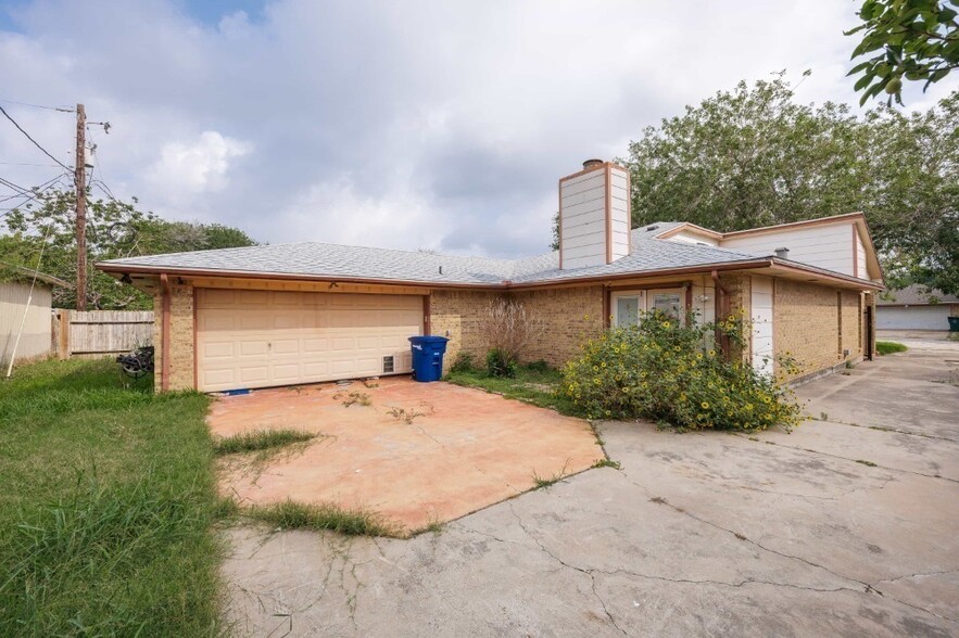 4933 Valley Stream Dr, Corpus Christi, TX for sale - Building Photo - Image 2 of 5