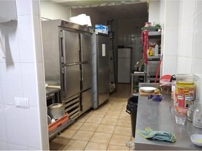 Retail in Barcelona, Barcelona for lease Interior Photo- Image 2 of 3