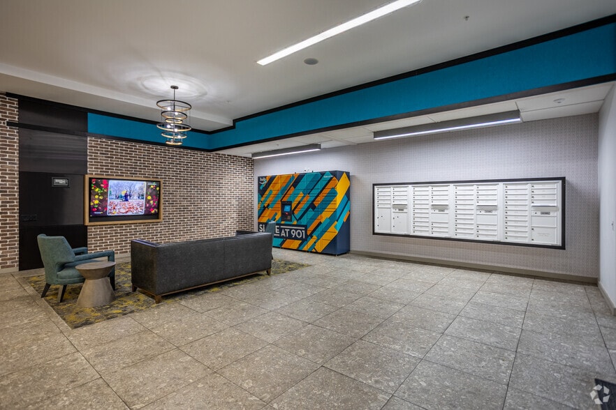 2010 Cumberland Ave, Knoxville, TN for lease - Interior Photo - Image 3 of 62