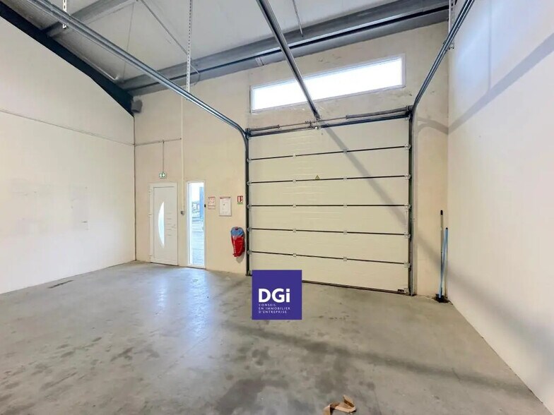 Flex in Nîmes for lease - Interior Photo - Image 3 of 5