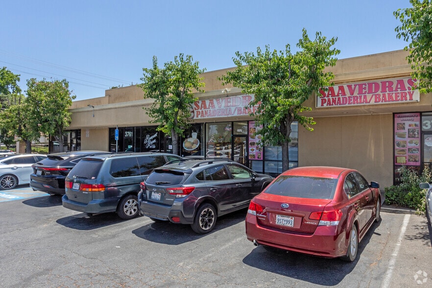 Value-Add Retail on High-Traffic Corner portfolio of 2 properties for sale on LoopNet.com - Building Photo - Image 3 of 19