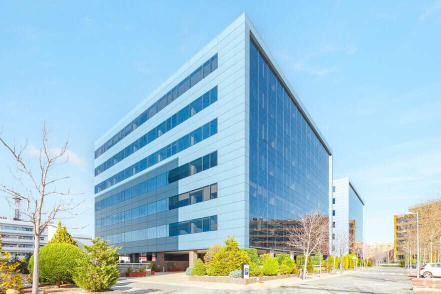 Calle Federico Mompou, 5, Madrid, Madrid for lease - Building Photo - Image 1 of 12