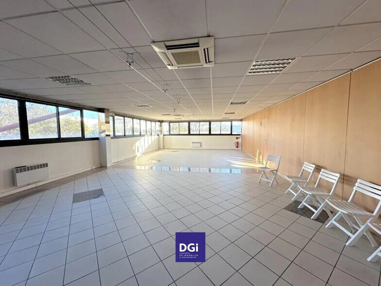 Office in Nîmes for lease - Interior Photo - Image 2 of 6
