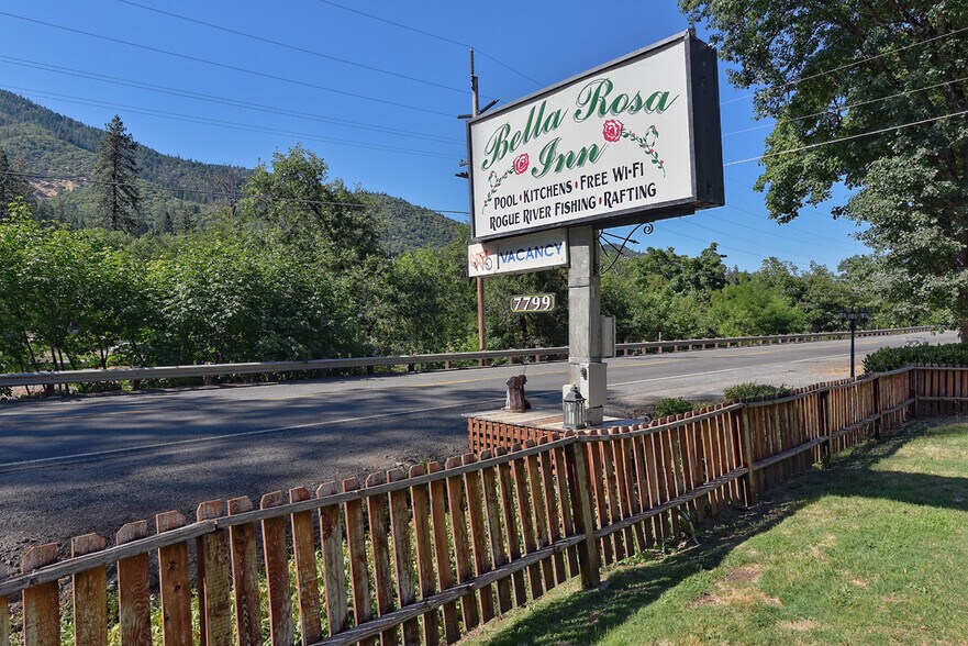 7799 Rogue River Hwy, Grants Pass, OR 97527