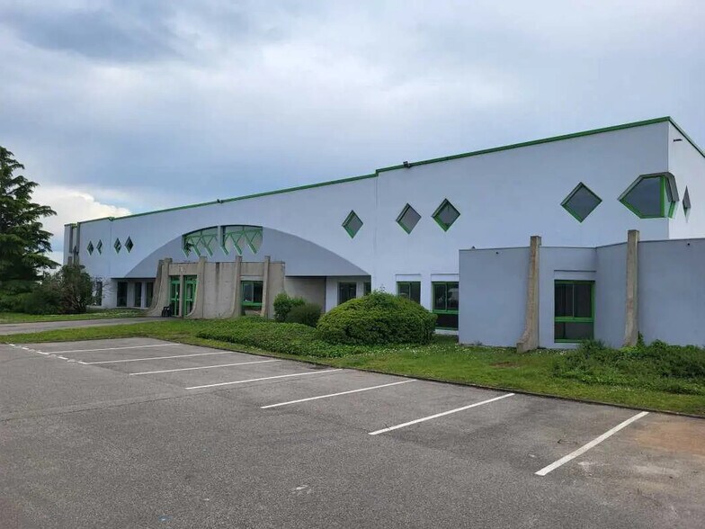 Office in Genas for lease - Building Photo - Image 1 of 7