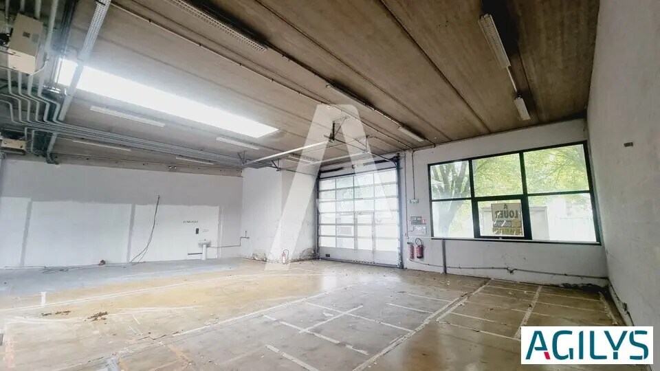 Flex in Villejust for lease - Interior Photo - Image 2 of 6