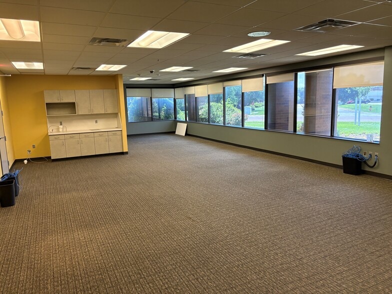 8600 W 110th St, Overland Park, KS for lease - Building Photo - Image 3 of 8