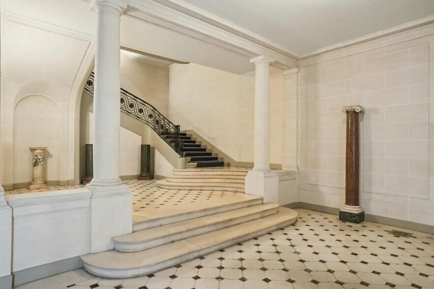 Office in Paris for lease - Lobby - Image 3 of 14