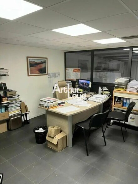 Flex in Antibes for lease - Interior Photo - Image 2 of 5