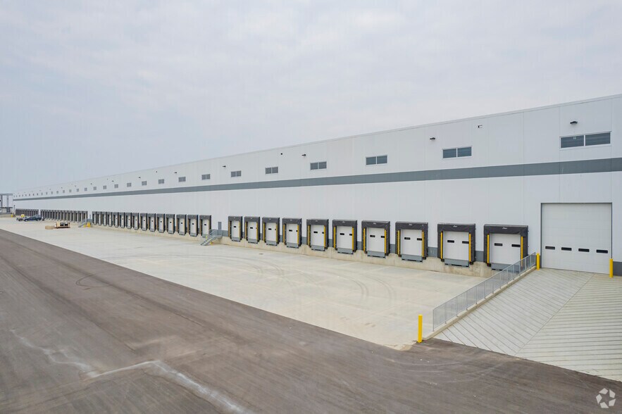 5675 58 Av SE, Calgary, AB for lease - Building Photo - Image 2 of 3