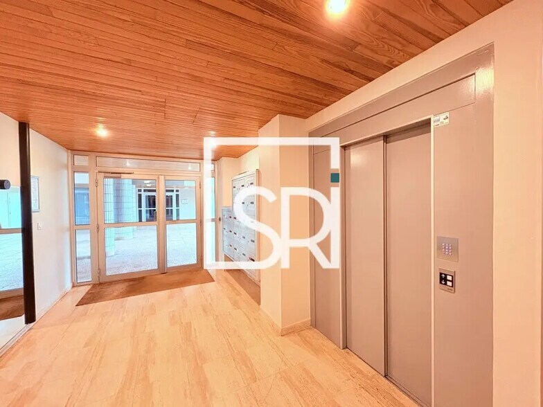 Office in Clermont-Ferrand for lease - Lobby - Image 2 of 10