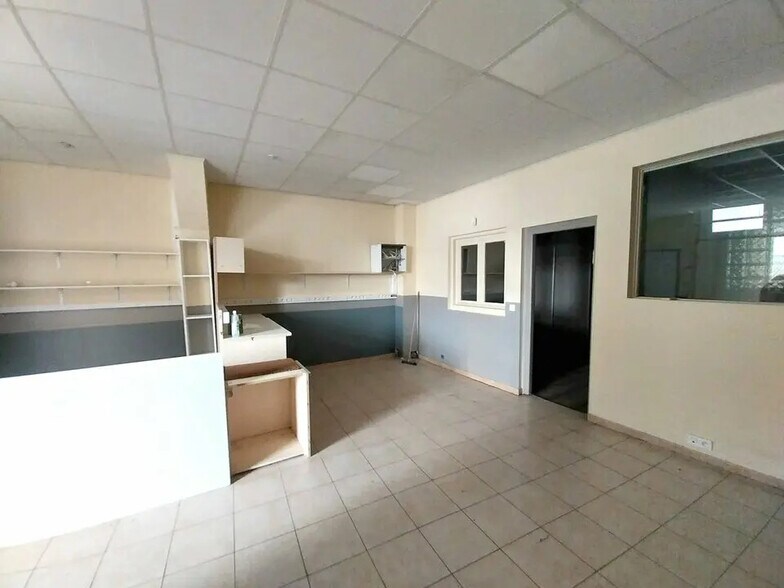 Flex in Nice for lease - Interior Photo - Image 3 of 4