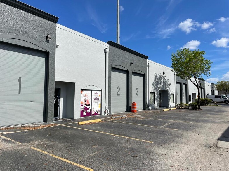 3100 W 84th St, Hialeah, FL for lease - Building Photo - Image 1 of 1