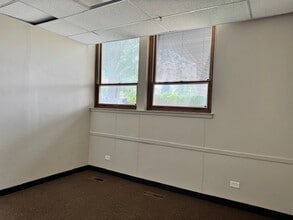 800 W Central Rd, Mount Prospect, IL for lease Interior Photo- Image 2 of 3