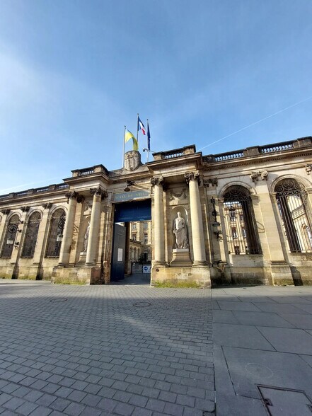 Retail in Bordeaux for lease - Building Photo - Image 1 of 3
