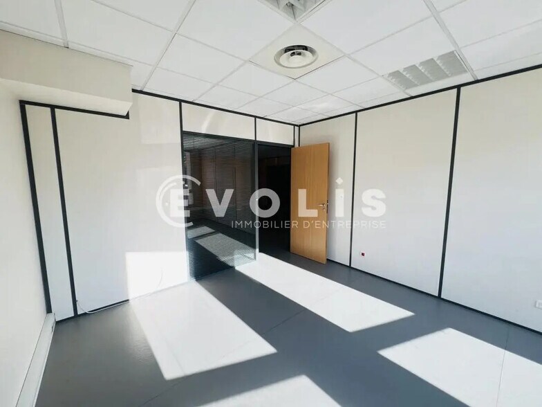 Office in Magny-le-Hongre for lease - Interior Photo - Image 3 of 8