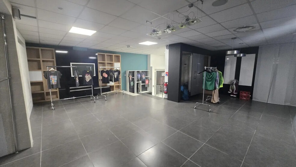 Retail in La Garde for lease - Interior Photo - Image 2 of 6