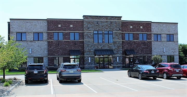 1641 Boyson Square Dr, Hiawatha, IA for lease - Building Photo - Image 1 of 5