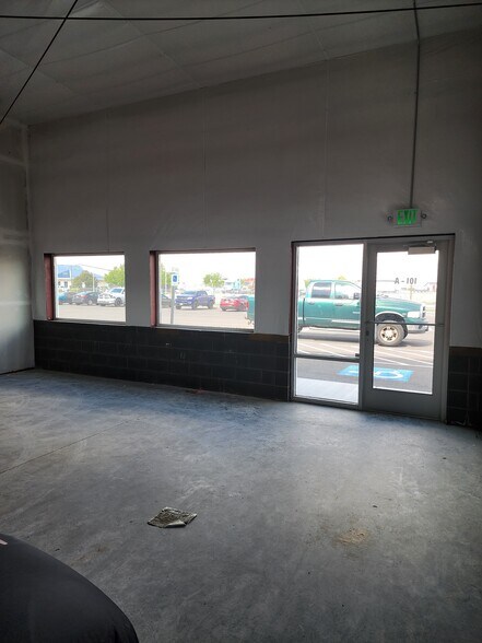 2060 N Commercial Ave, Pasco, WA for lease - Building Photo - Image 3 of 6