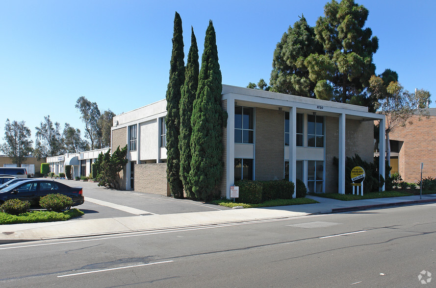 3720 Campus Dr, Newport Beach, CA for lease - Building Photo - Image 2 of 3