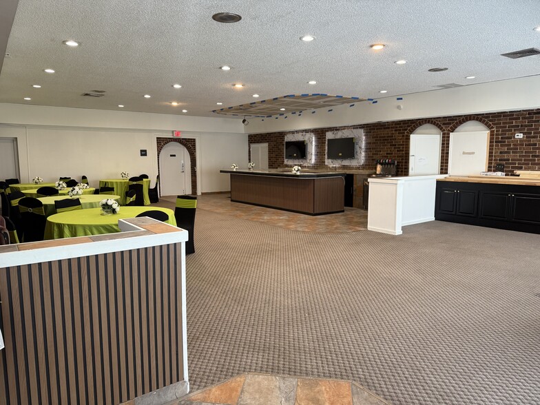 8016 Arlington Expy, Jacksonville, FL for lease - Interior Photo - Image 3 of 21