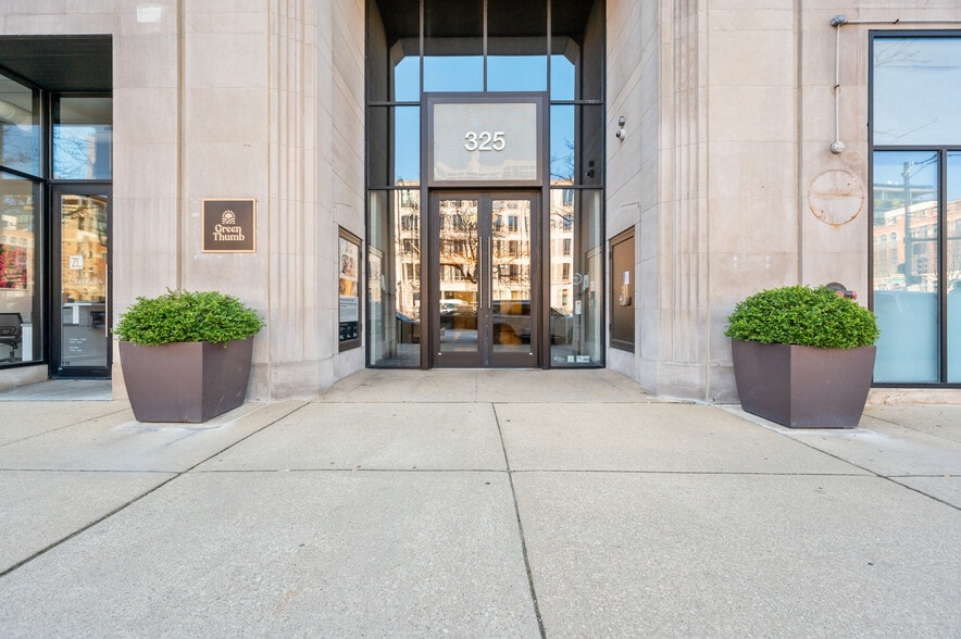 325 W Huron St, Chicago, IL for lease - Building Photo - Image 3 of 3