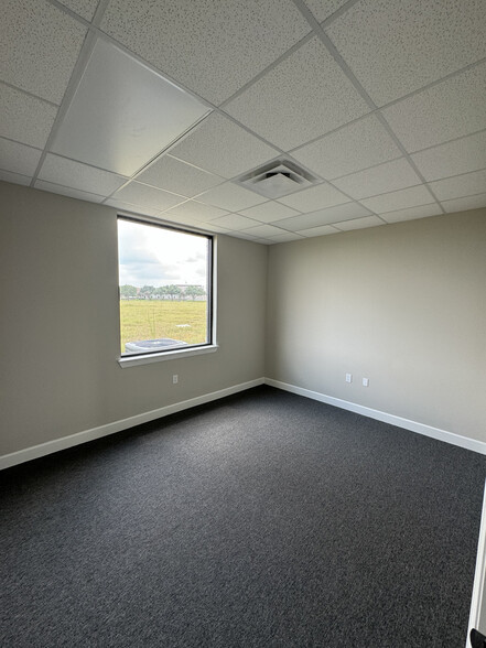 25145 Star Ln, Katy, TX for lease - Interior Photo - Image 2 of 8