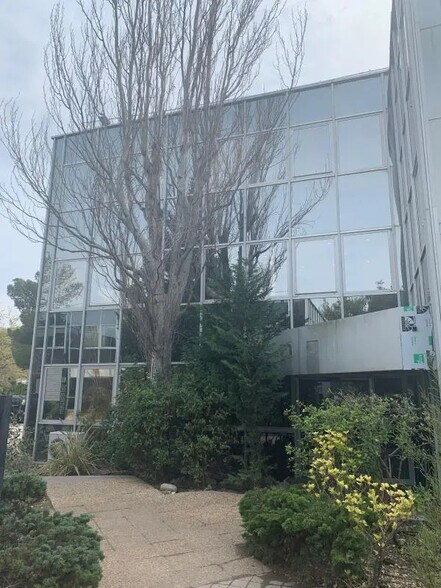 Office in Marseille for lease - Building Photo - Image 2 of 12