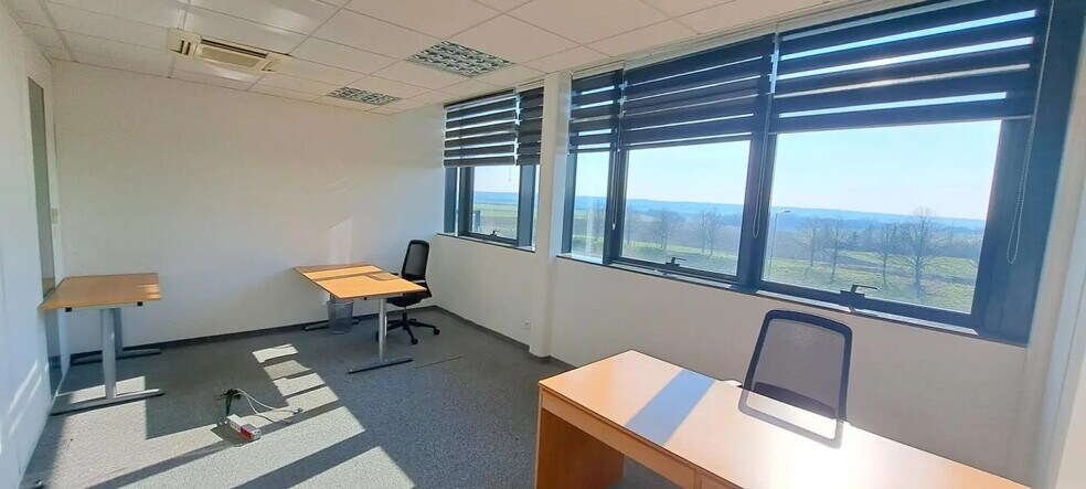 Office in Noisy-le-Roi for lease - Building Photo - Image 2 of 22