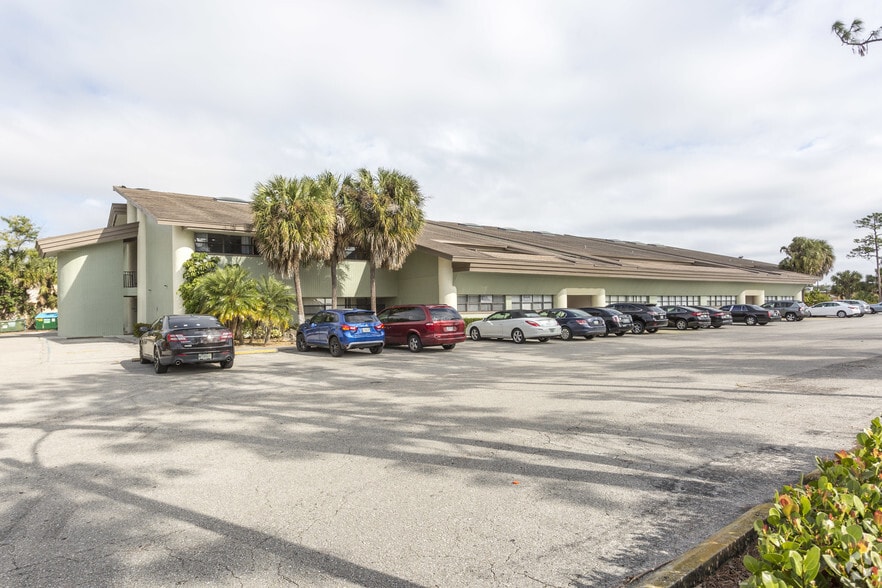 12811 Kenwood Ln, Fort Myers, FL for lease - Primary Photo - Image 1 of 15