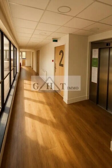 Office in Ivry-sur-Seine for lease - Lobby - Image 2 of 3
