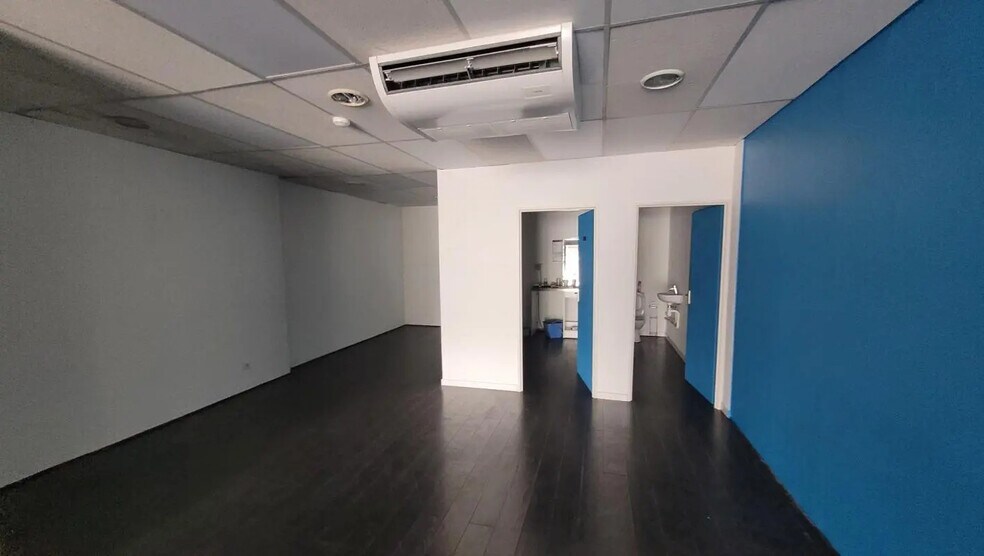 Retail in Lattes for lease - Interior Photo - Image 3 of 5