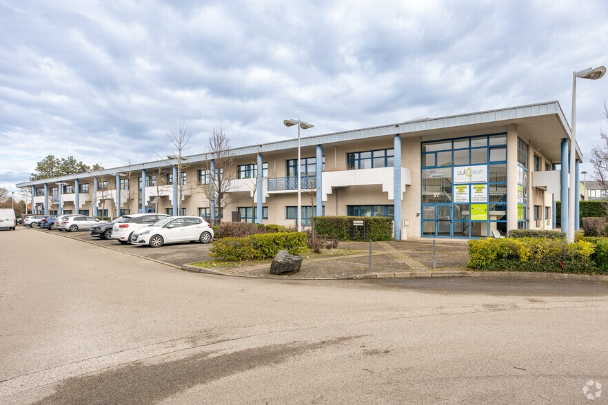 13-17 Allée Des Ginkgos, Bron for lease - Primary Photo - Image 1 of 3