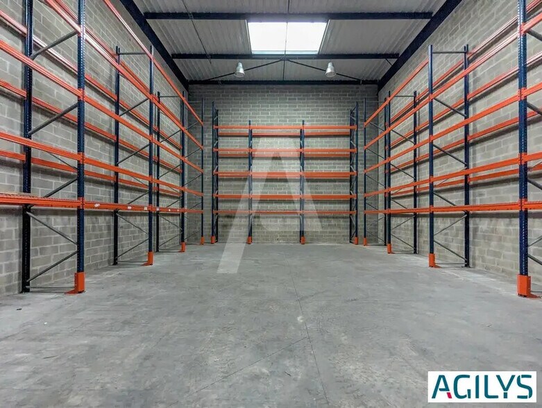 Flex in Villebon-sur-Yvette for lease - Interior Photo - Image 3 of 12