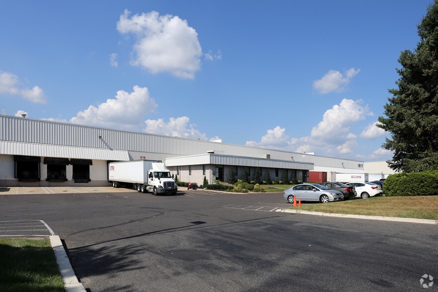 1817 Route 130, Burlington, NJ for lease - Primary Photo - Image 1 of 7
