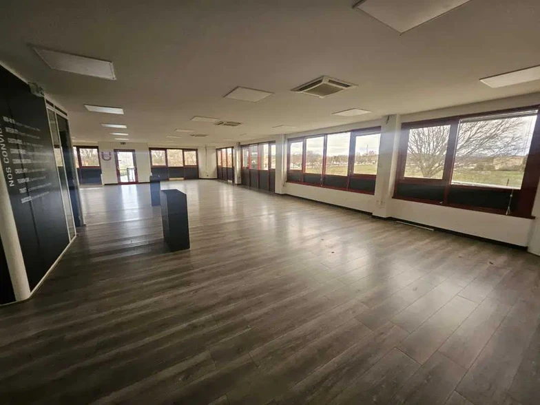 Office in Avignon for sale - Interior Photo - Image 1 of 4